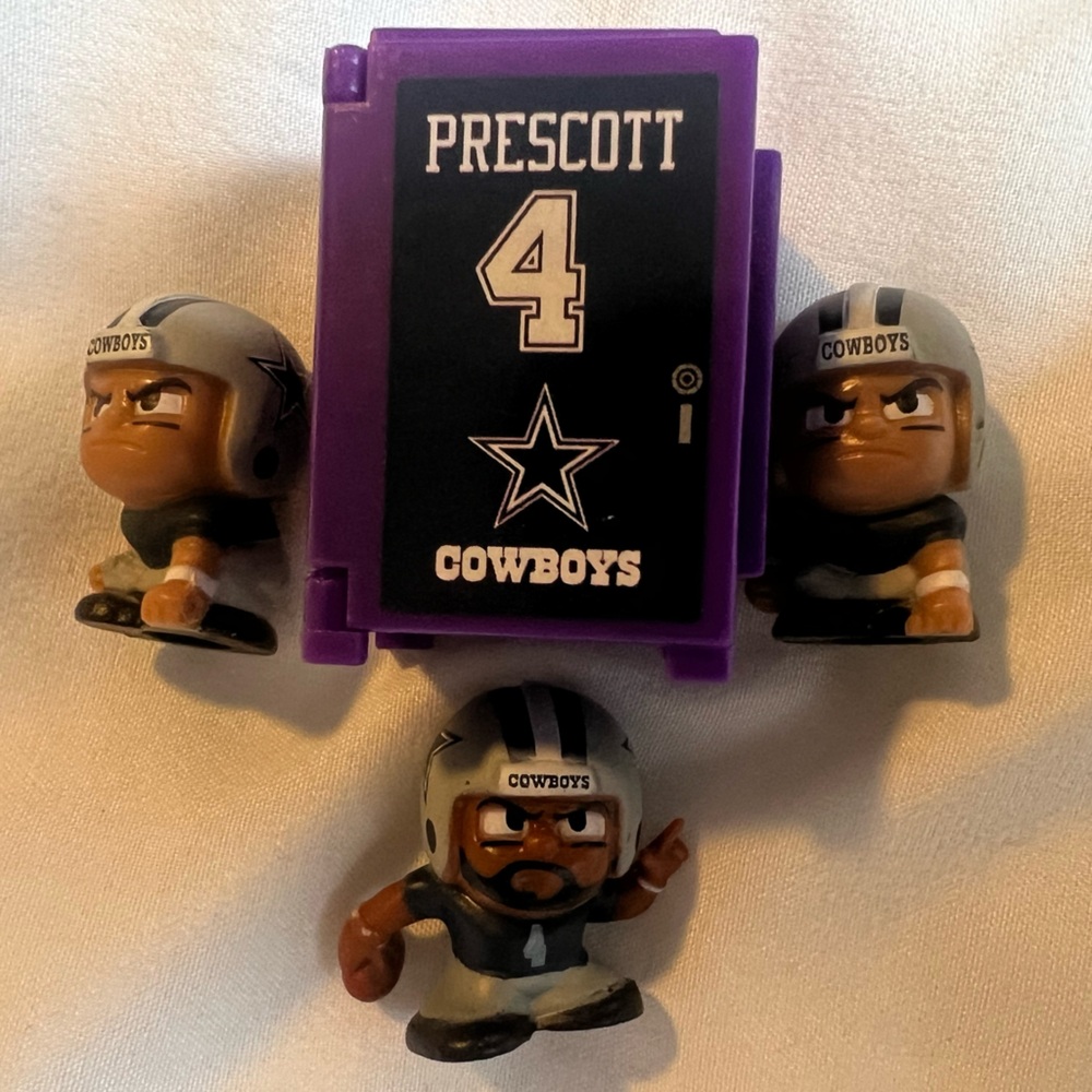 NFL Football Dallas Cowboys Prescott TeenyateLocker & 2 unnameded Teenymates
